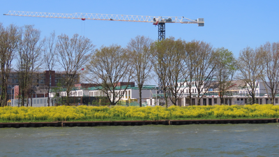 848861 Gezicht over het Amsterdam-Rijnkanaal vanaf het voetpad langs de Johan Wagenaarkade te Utrecht, op de ...